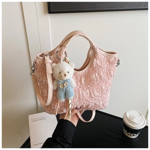 Sac seau rose plissé avec pendentif ours et bandoulière amovible ajustable