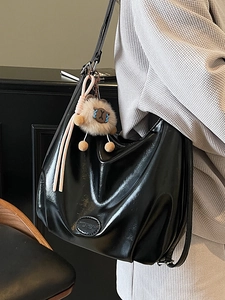 Grand sac fourre-tout noir brillant en cuir souple avec breloque peluche et styles variés