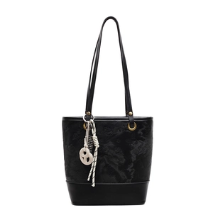 Schwarze Eimertasche mit Schmetterlingsprägung und dekorativem Schleifenanhänger