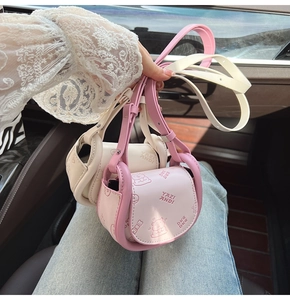 Mini sacs selle rose et beige avec imprimés d'ours mignons et logo de marque
