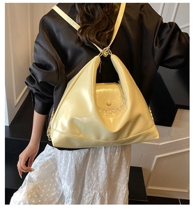 Détail du sac cabas crème style ballerine avec bordure dentelle et cuir verni