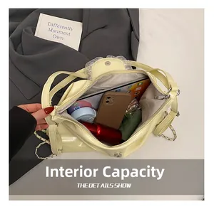 Intérieur spacieux du sac cabas en cuir souple jaune clair montrant sa grande capacité utile