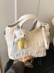 Sac seau plissé blanc avec pendentif ours et poignée en cuir pour femmes élégantes