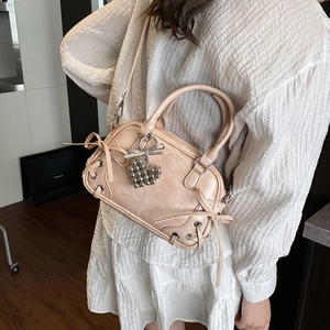 Minimalistische beige Boston Handtasche mit Schleife und Herzanhänger für Damen