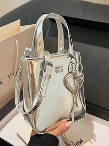Sac Bandoulière Femme en Cuir PU Rétro à la Mode Avec Pendentif Cœur Texture Cire d'Huile Petit Sac à Main Carré Argent Noir Rouge Marron