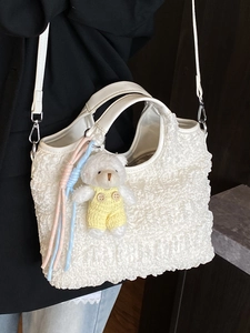 Sac à main blanc plissé pour femme avec pendentif ours et bandoulière réglable