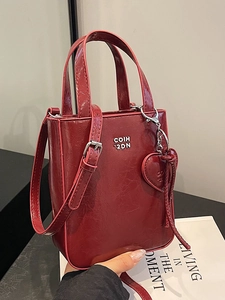 Sac à main rétro bordeaux en cuir ciré avec logo métallique et pendentif en cœur
