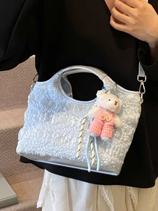 Sac seau plissé bleu clair avec breloque ours et bandoulière réglable pratique