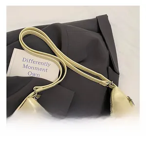 Détail du sac cabas en cuir souple jaune clair avec bordure en dentelle fine