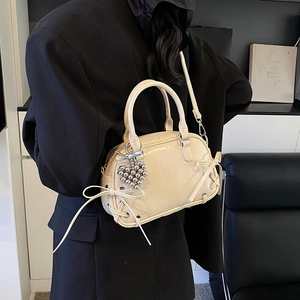 Minimalistische beige Boston Bowling Tasche mit Schleife und Herzanhänger als Umhängetasche