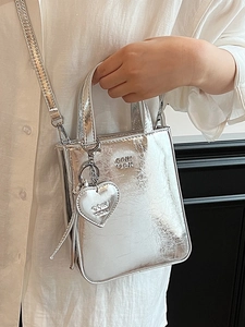 Sac à main carré argenté métallisé avec texture froissée et breloque cœur élégante