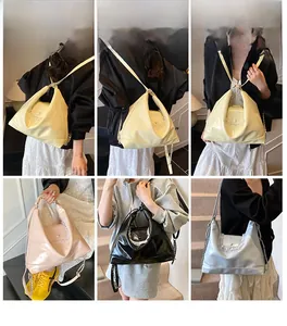 Vues détaillées de différents coloris de sacs cabas en similicuir brillant sur modèles