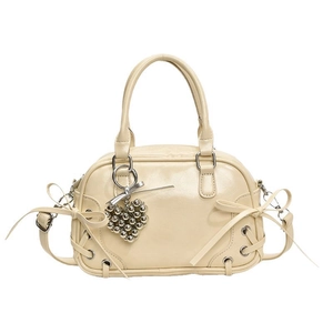 Minimalistische cremeweiße Boston Tasche mit Schleifen und Herzanhänger Detailansicht