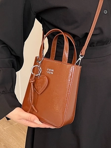 Petit sac carré chic en cuir ciré caramel avec breloque cœur et bandoulière réglable