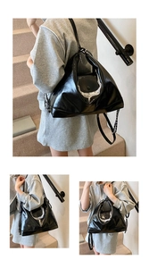 Détail du sac cabas en cuir verni noir souple avec sangles à chaîne et grand espace