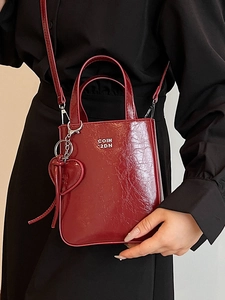 Sac à main carré vintage rouge vin élégant avec breloque cœur et bandoulière
