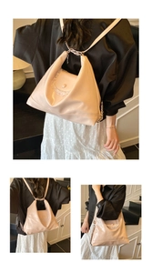 Détail du sac en similicuir rose clair avec bordure en dentelle blanche et bandoulières