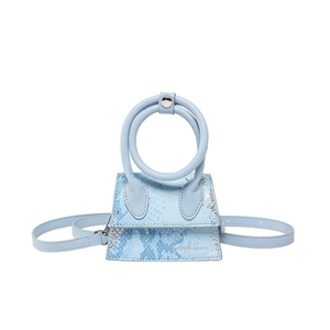 Mini trapezförmige Handtasche in Hellblau mit Schlangenmuster und großem Rundgriff