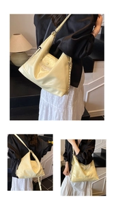 Vue détaillée du sac cabas beige en cuir brillant avec chaîne et bandoulières