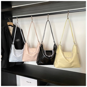 Quatre couleurs de sacs style ballet avec bordure en dentelle et fini brillant
