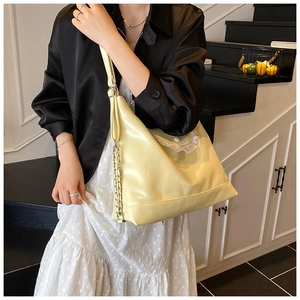 Détail du grand sac cabas jaune pastel avec bordure en dentelle et chaîne métallique