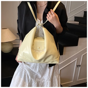 Détail du sac cabas jaune clair en cuir avec forme géométrique et poche en dentelle
