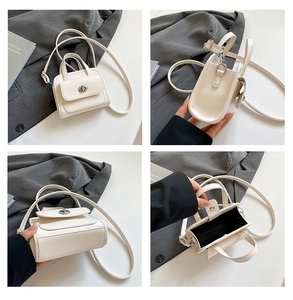 Viste dettagliate della borsa quadrata bianco crema con chiusura a scatto e tracolla