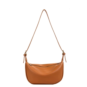 Sac demi-lune en cuir grainé caramel avec fermeture éclair et bandoulière à nœuds