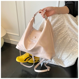 Détail du cabas en cuir rose souple avec dentelle blanche et bandoulière réglable