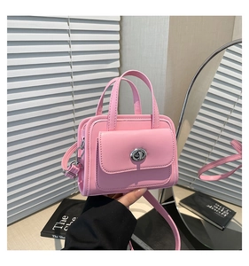 Dettaglio borsa a tracolla in pelle opaca rosa con chiusura a rotazione argentata