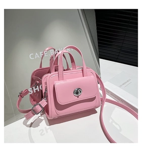 Dettaglio della mini borsa quadrata rosa con chiusura a scatto argento e texture in PU