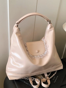 Sac cabas rose style ballet en cuir souple avec dentelle blanche et bandoulière chaîne