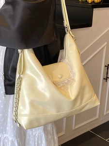 Sac fourre-tout chic en cuir crème avec bordure en dentelle et détails de chaîne en métal