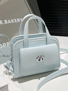 Borsa a mano azzurra minimalista con chiusura a rotazione argento e tracolla fine