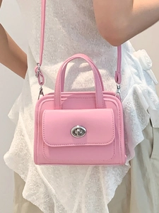 Piccola borsa quadrata in pelle rosa con manici e tracolla regolabile per donna