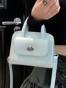Elegante borsa a mano mini azzurra con chiusura a scatto argento e tracolla regolabile