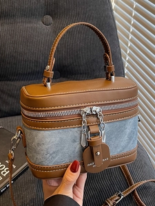 Sac bandoulière vintage en forme de boîte avec design patchwork en denim bleu et cuir brun