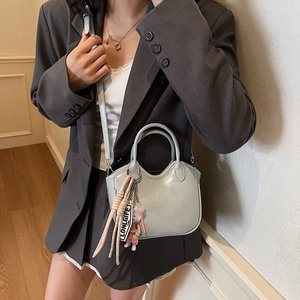Bolso de mano de media luna minimalista en gris azulado claro con colgantes de moda