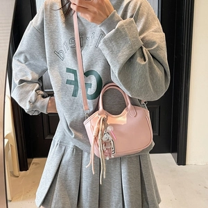 Bolso de mano rosa de cuero PU con colgante de cachorro y correa ajustable