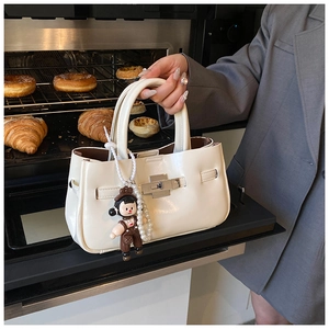 Chique crème emmertas met parelpop hanger in een esthetische bakkerij omgeving