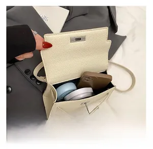 Vue intérieure du sac à main en cuir crème montrant l'espace pour téléphone et maquillage