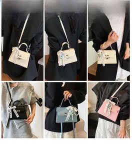 Collage de modèles montrant le sac à main trapèze style Kelly en quatre tons avec dentelle