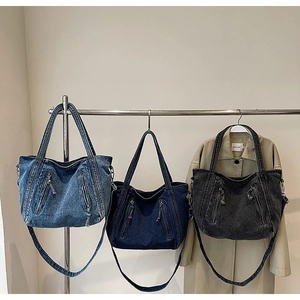 Comparaison détaillée des sacs en denim en finitions bleu clair, bleu foncé et gris anthracite