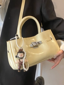Minimalistische crème bucket bag van oliewasleder met zilveren slot en parels