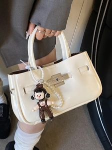 Minimalistische crèmewitte leren emmertas met poppenhanger en parelketting voor dames