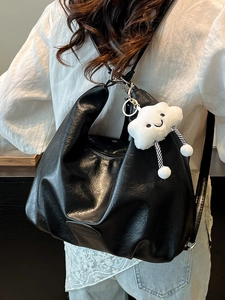 Grand sac cabas rétro en cuir souple noir avec charmant pendentif nuage en peluche