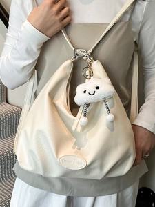 Sac hobo rétro en cuir souple crème pour femme avec un pendentif en forme de nuage