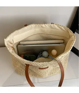 Intérieur spacieux du sac cabas en paille tressée avec compartiments pour ordinateur et objets