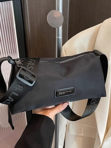 Sac Bandoulière Minimaliste en Nylon Noir pour Femme Forme Oreiller Avec Bandoulière Classique à Lettres Mode Léger Décontracté