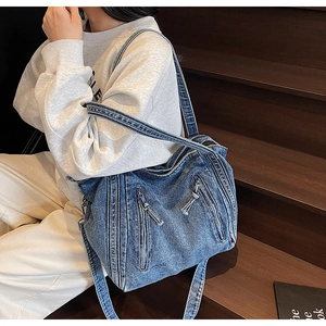 Détail du sac cabas en jean vintage bleu avec poches latérales et zips à franges